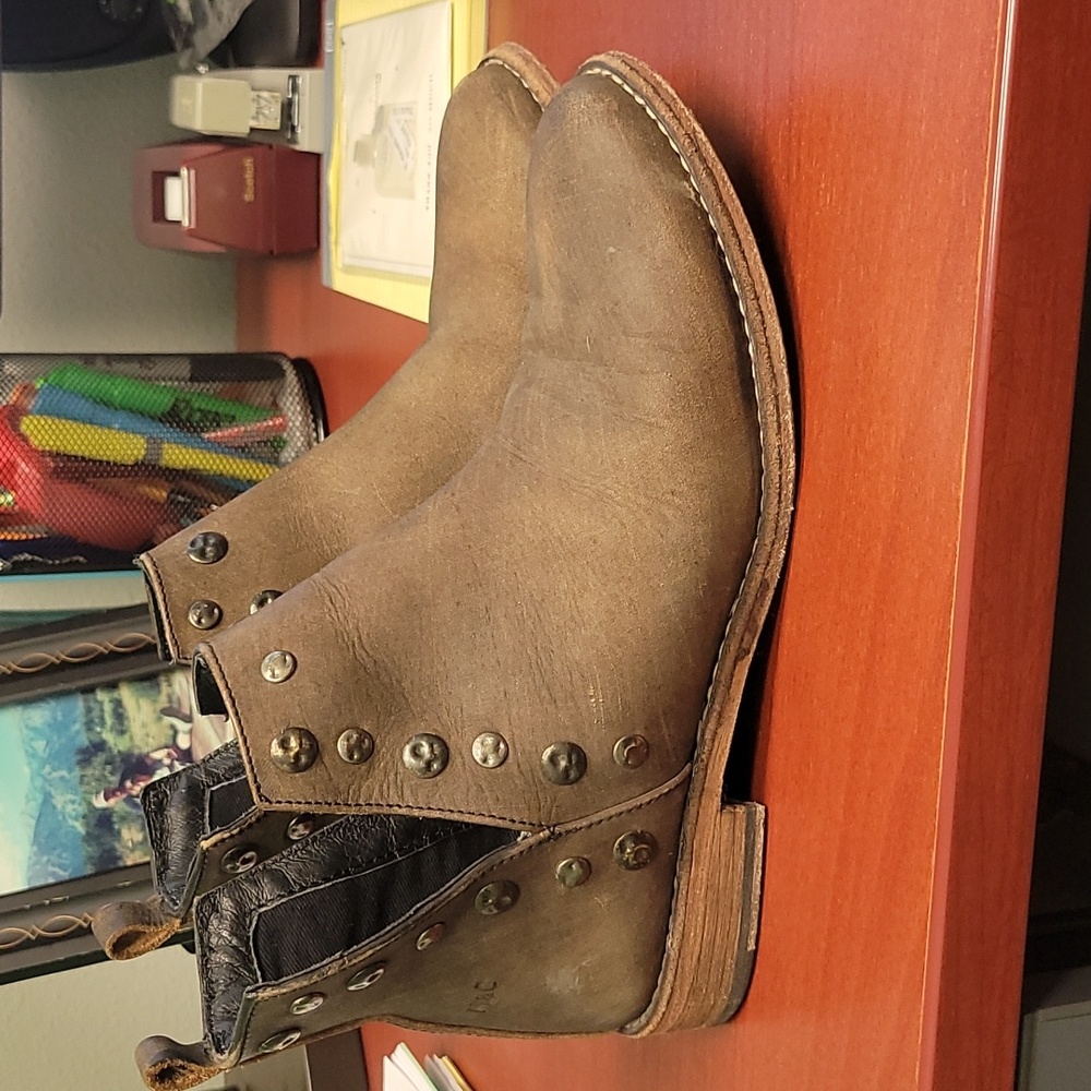 Musse & Cloud V-Cut studded ankle booties